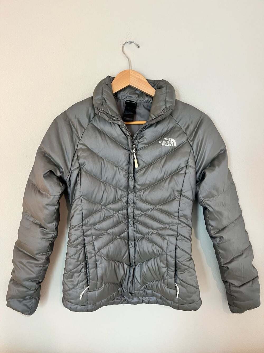 The North Face, 550 Fill Goose Down Winter Puffer Jacket, Gray Girls/Women's,XS